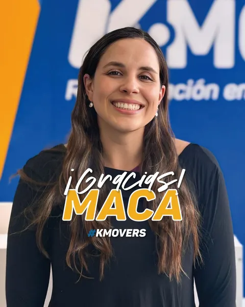 ¡Gracias, Maca! #KMOVERS: Maca sonriendo frente al logo de KMOVE