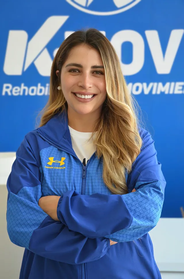 Integrante del equipo KMOVE frente al logo