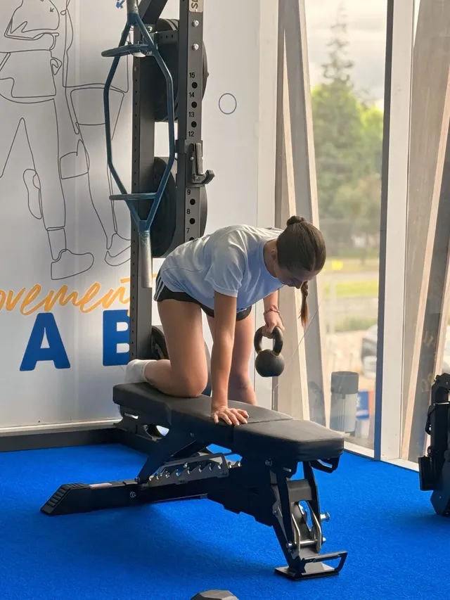Kmover haciendo remo con kettlebell sobre el banco