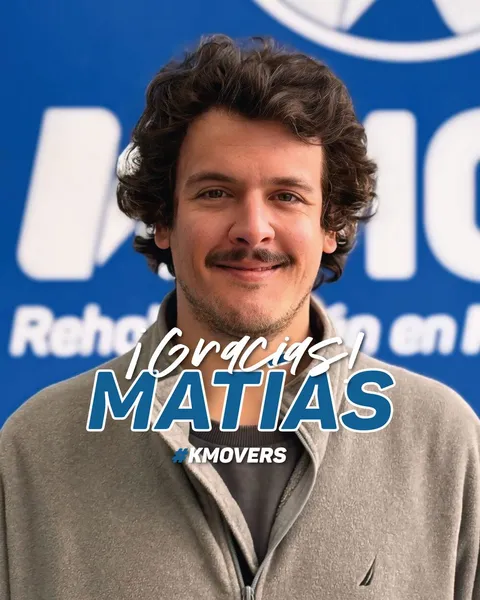 ¡Gracias, Matías! #KMOVERS: Matías con chaleco gris frente al logo de KMOVE