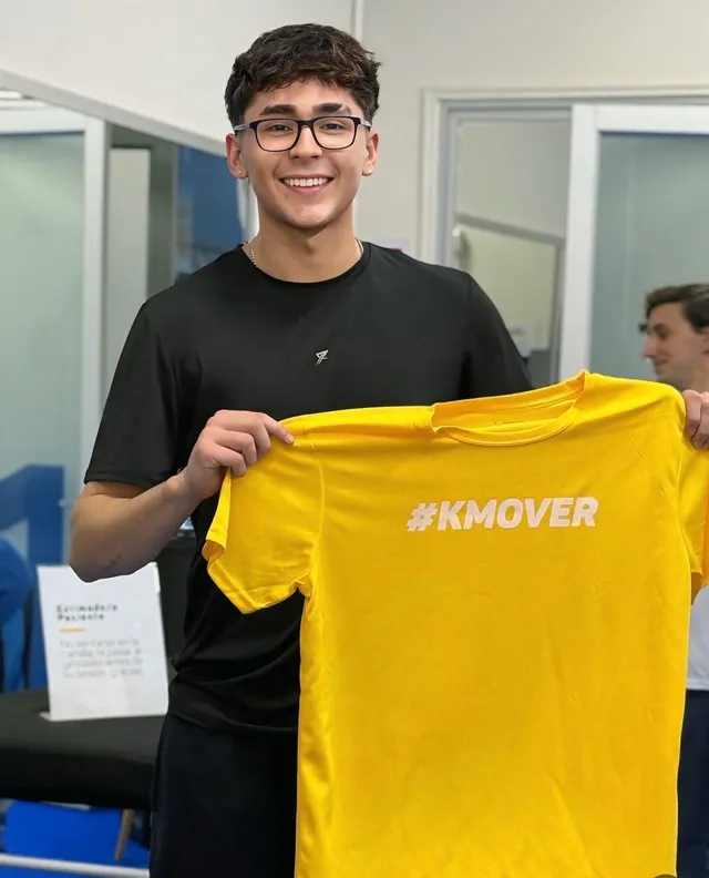 Kmover mostrando la polera amarilla #KMOVER