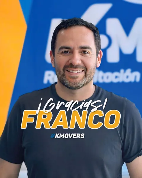 ¡Gracias, Franco! #KMOVERS: Franco sonriendo frente al logo de KMOVE