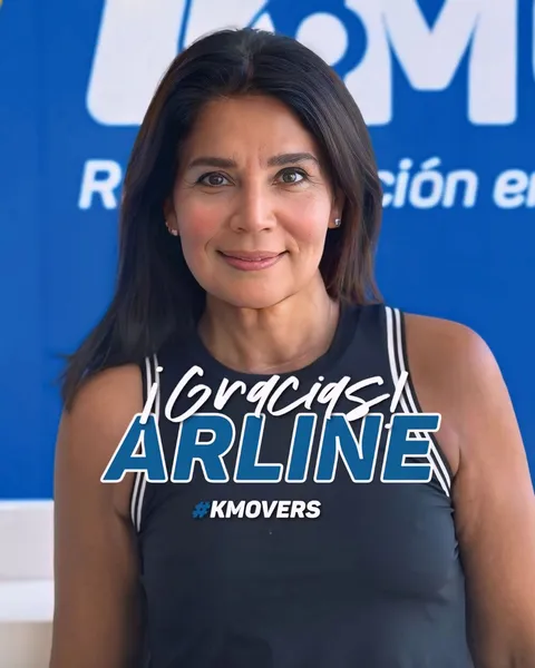 ¡Gracias, Arline! #KMOVERS: Arline con polera deportiva frente al logo de KMOVE