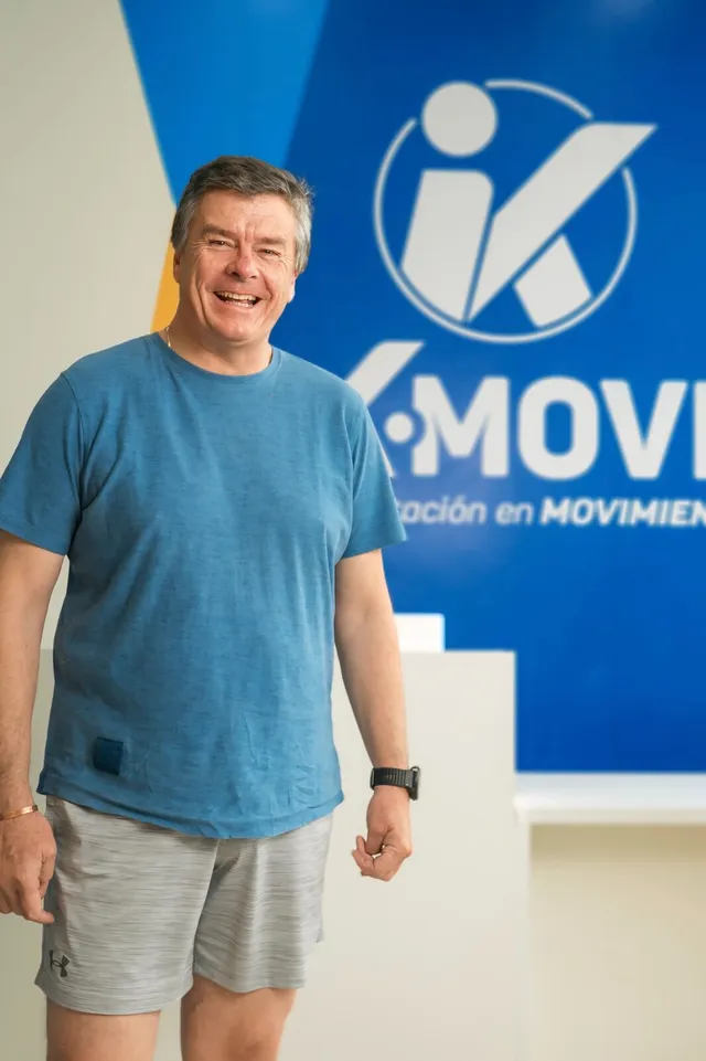 Kmover riendo frente al logo de KMOVE