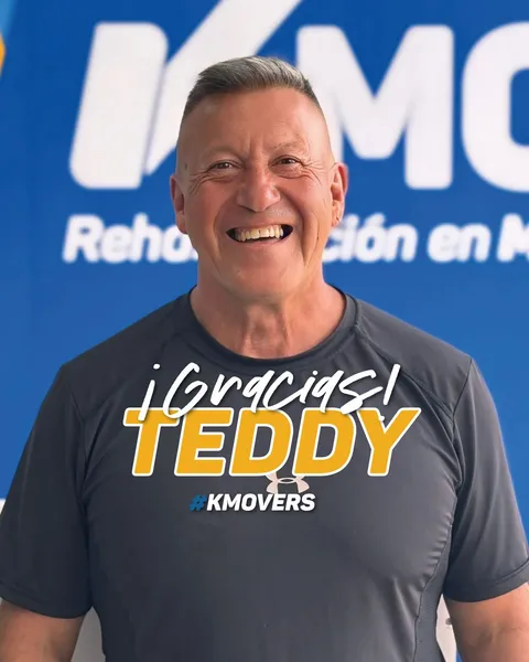 ¡Gracias, Teddy! #KMOVERS: Teddy sonriendo frente al logo de KMOVE