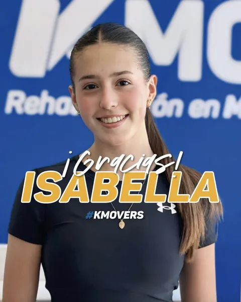 ¡Gracias, Isabella! #KMOVERS: Isabella con polera deportiva frente al logo de KMOVE