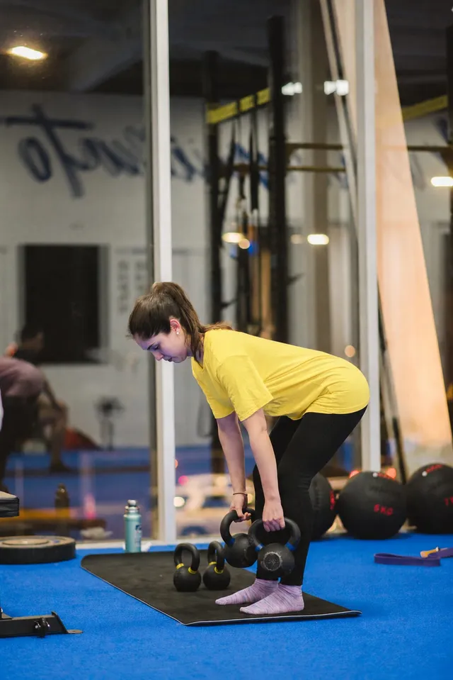 Kmover haciendo peso muerto con kettlebells