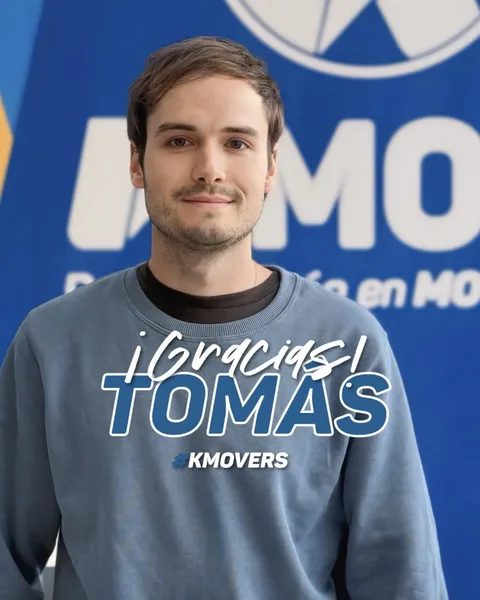 ¡Gracias, Tomás! #KMOVERS: Tomás con polerón celeste frente al logo de KMOVE