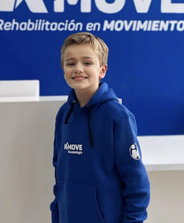 Niño kmover con polerón KMOVE en la recepción