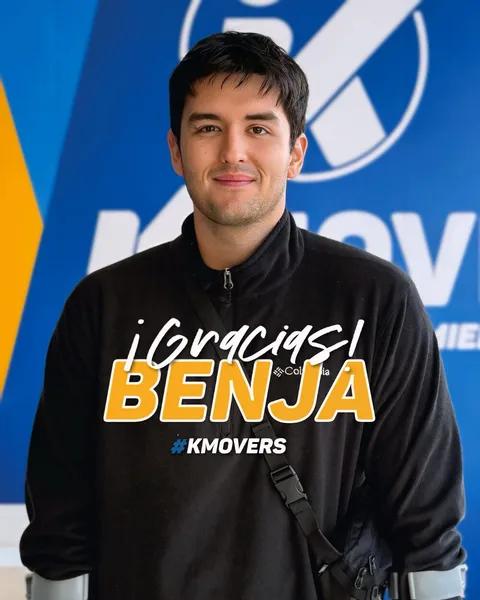 ¡Gracias, Benja! #KMOVERS: Benja con chaqueta negra frente al logo de KMOVE