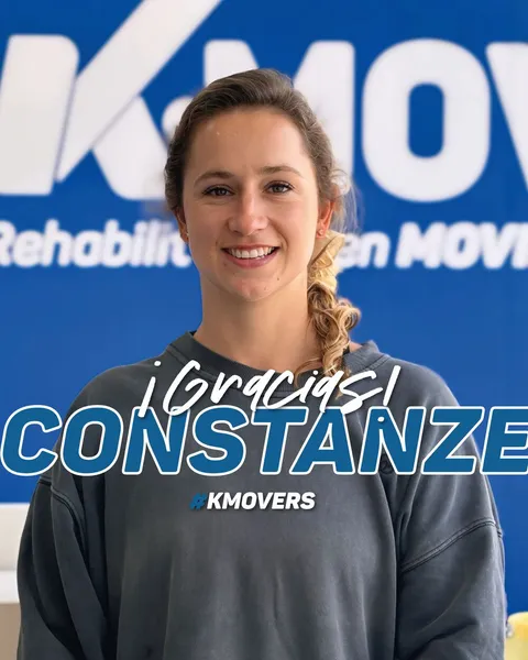 ¡Gracias, Constanze! #KMOVERS: Constanze sonriendo frente al logo de KMOVE