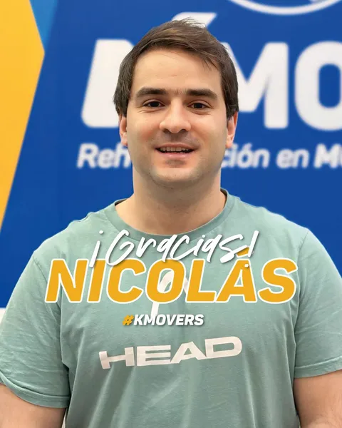 ¡Gracias, Nicolás! #KMOVERS: Nicolás con polera verde agua frente al logo de KMOVE
