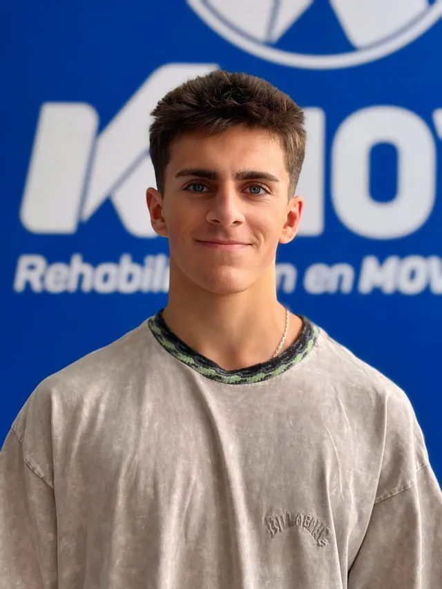 Kmover joven frente al logo de KMOVE