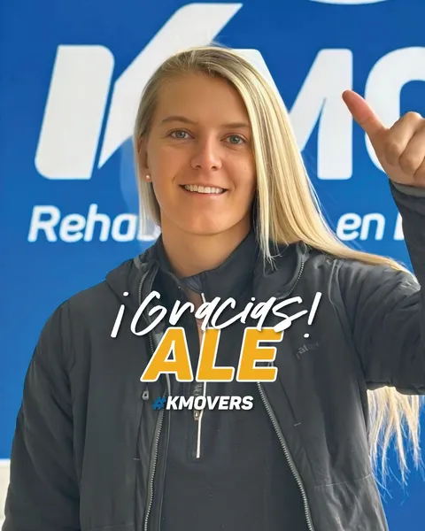 ¡Gracias, Ale! #KMOVERS: Ale saludando frente al logo de KMOVE