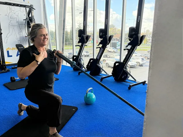 Kmover entrenando junto a los remos y ventanales del centro