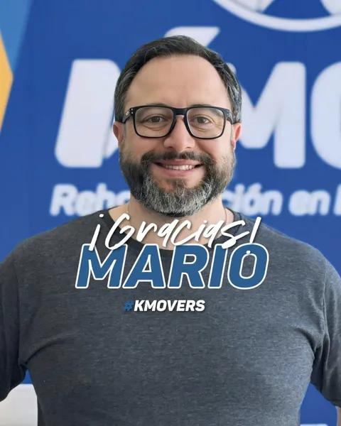 ¡Gracias, Mario! #KMOVERS: Mario con lentes frente al logo de KMOVE