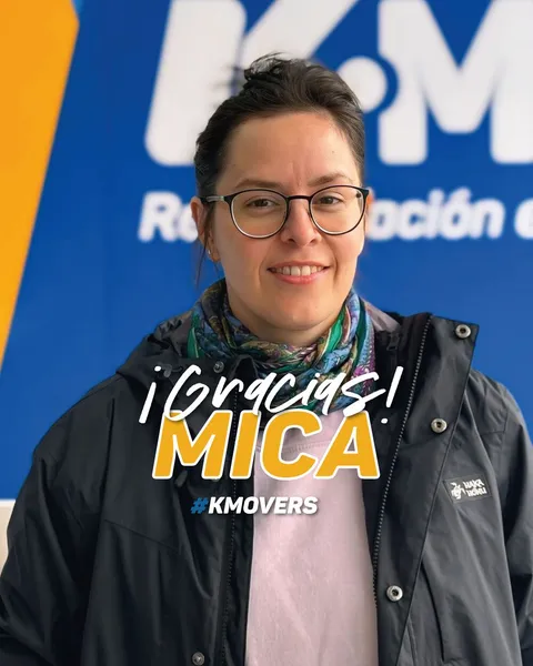 ¡Gracias, Mica! #KMOVERS: Mica con pañuelo y lentes frente al logo de KMOVE