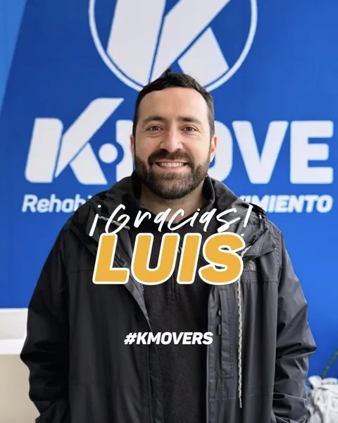 ¡Gracias, Luis! #KMOVERS: Luis sonriendo frente al logo de KMOVE