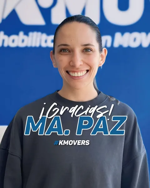 ¡Gracias, Ma. Paz! #KMOVERS: Ma. Paz sonriendo frente al logo de KMOVE