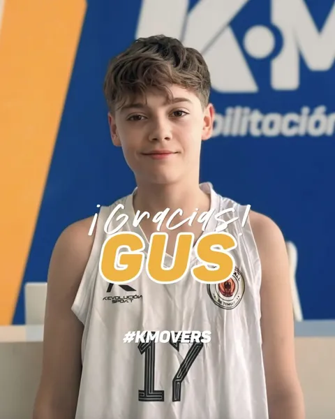 ¡Gracias, Gus! #KMOVERS: Gus con camiseta de básquetbol frente al logo de KMOVE