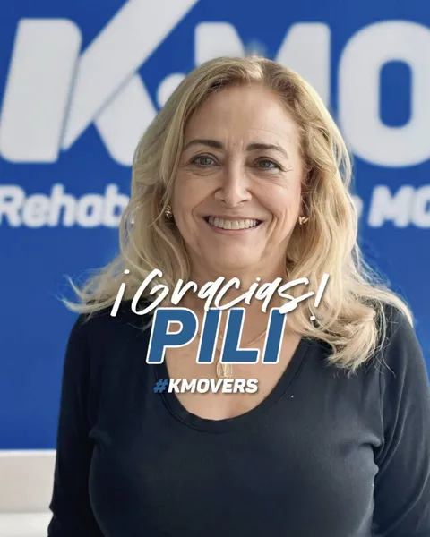¡Gracias, Pili! #KMOVERS: Pili sonriendo frente al logo de KMOVE