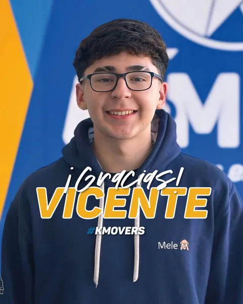 ¡Gracias, Vicente! #KMOVERS: Vicente con polerón azul frente al logo de KMOVE
