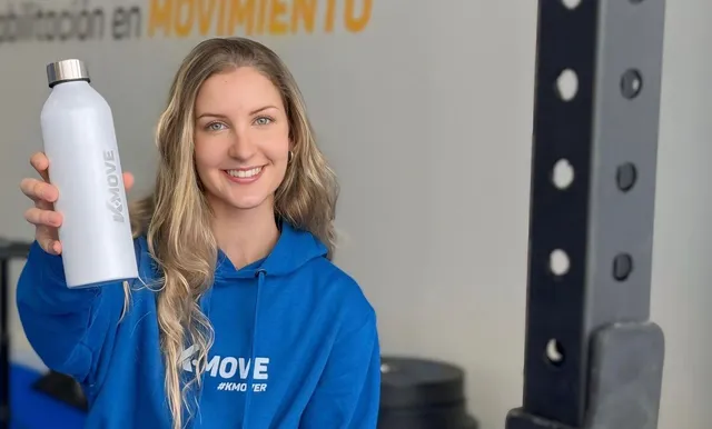 Kmover sonriendo con su botella KMOVE