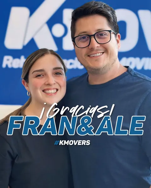 ¡Gracias, Fran & Ale! #KMOVERS: Fran y Ale juntos frente al logo de KMOVE