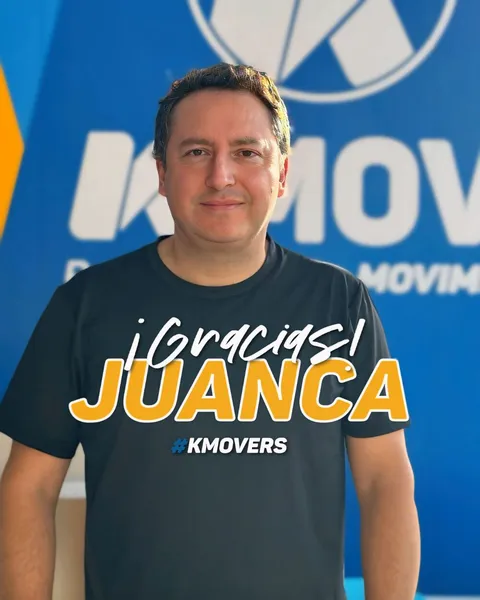 ¡Gracias, Juanca! #KMOVERS: Juanca sonriendo frente al logo de KMOVE