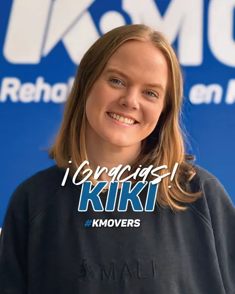 ¡Gracias, Kiki! #KMOVERS: Kiki sonriendo frente al logo de KMOVE