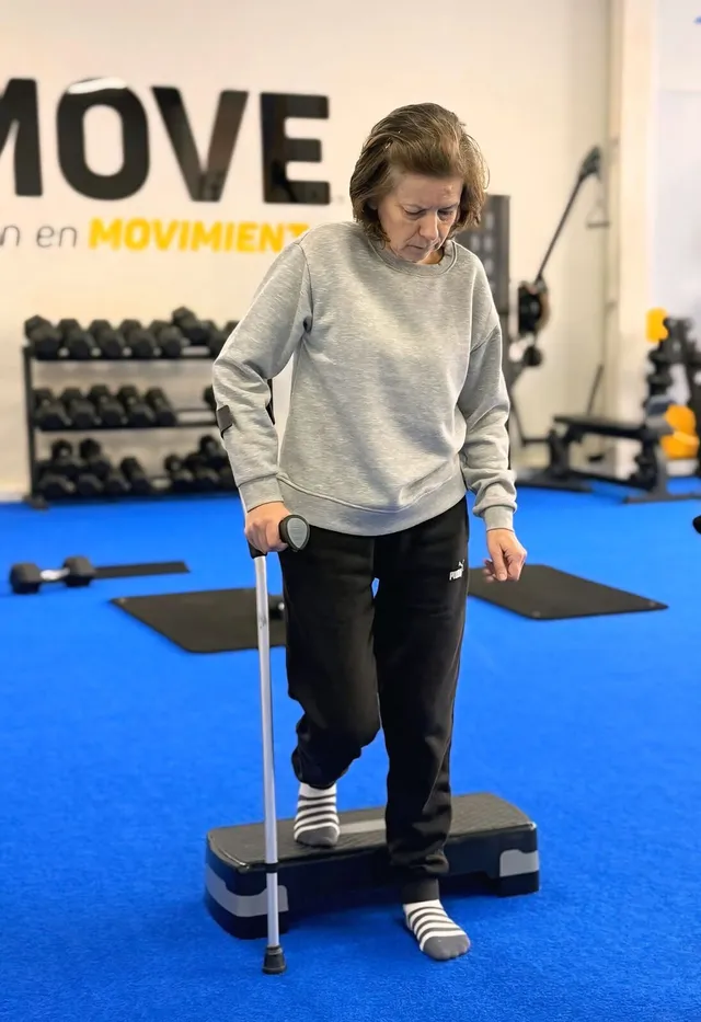Kmover de la tercera edad trabajando equilibrio con bastón