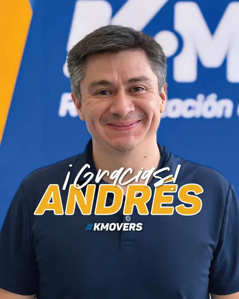 ¡Gracias, Andrés! #KMOVERS: Andrés con polera azul frente al logo de KMOVE