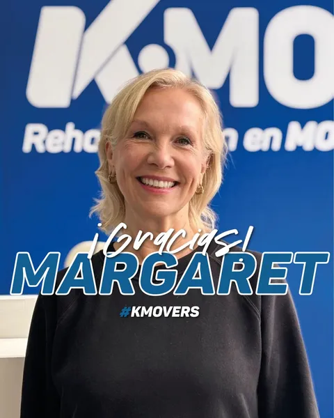 ¡Gracias, Margaret! #KMOVERS: Margaret sonriendo frente al logo de KMOVE