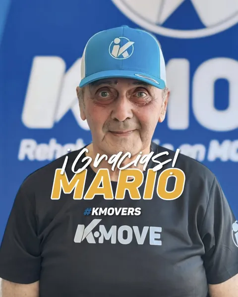 ¡Gracias, Mario! #KMOVERS: Mario con jockey y polera KMOVE frente al logo