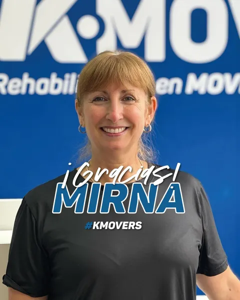 ¡Gracias, Mirna! #KMOVERS: Mirna sonriendo frente al logo de KMOVE