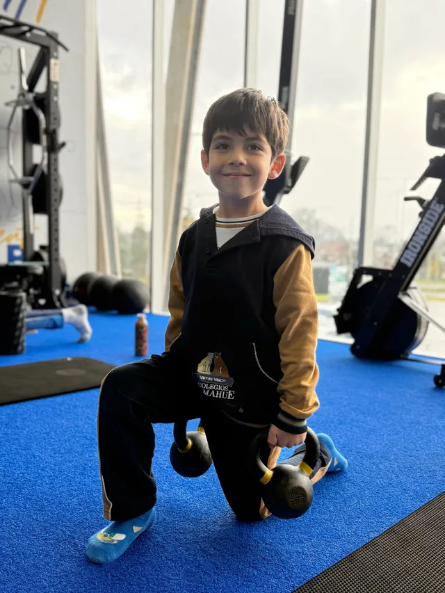 Niño kmover entrenando con mancuernas