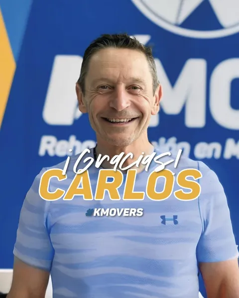 ¡Gracias, Carlos! #KMOVERS: Carlos con polera celeste frente al logo de KMOVE
