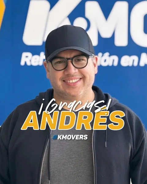 ¡Gracias, Andrés! #KMOVERS: Andrés con jockey y lentes frente al logo de KMOVE