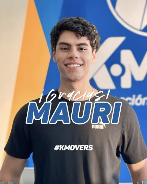 ¡Gracias, Mauri! #KMOVERS: Mauri sonriendo frente al logo de KMOVE