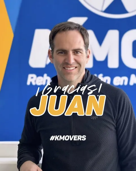 ¡Gracias, Juan! #KMOVERS: Juan sonriendo frente al logo de KMOVE