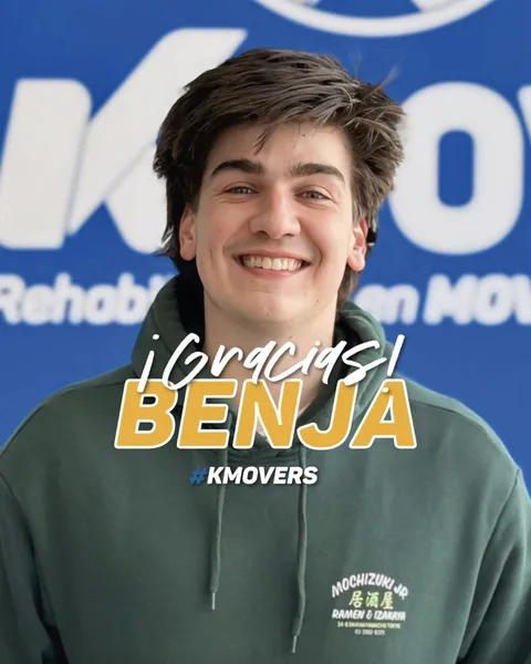 ¡Gracias, Benja! #KMOVERS: Benja con polerón verde frente al logo de KMOVE