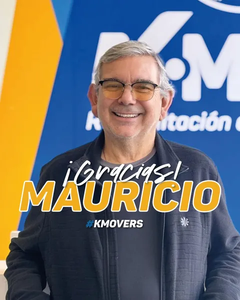 ¡Gracias, Mauricio! #KMOVERS: Mauricio con lentes frente al logo de KMOVE