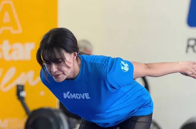 Paciente de KMOVE haciendo un ejercicio de equilibrio durante su evaluación