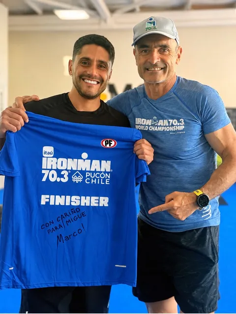 Kmover regalando su polera de finisher Ironman al equipo de KMOVE