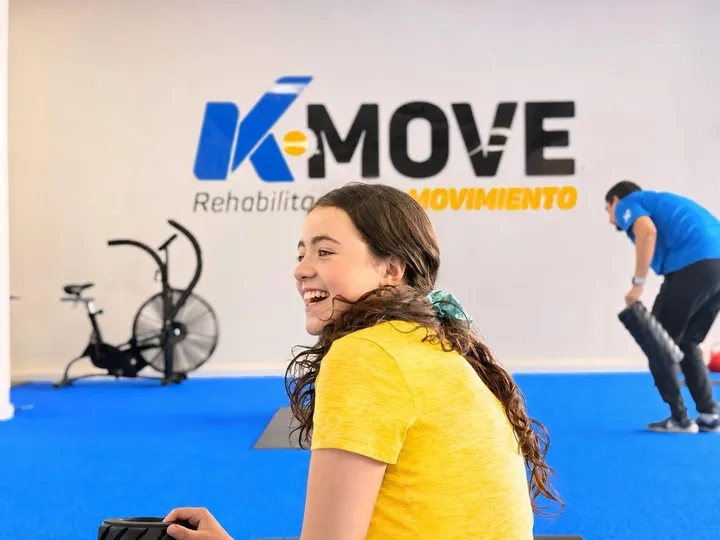 Kmover riendo durante su sesión frente al logo de KMOVE