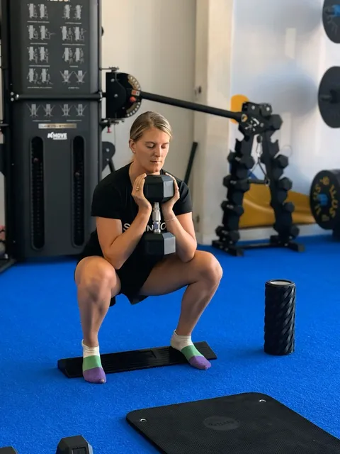 Kmover haciendo sentadilla goblet