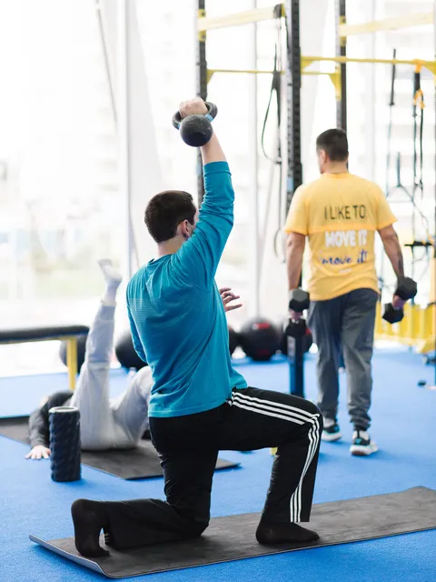 Kmover entrenando con mancuerna en rodilla