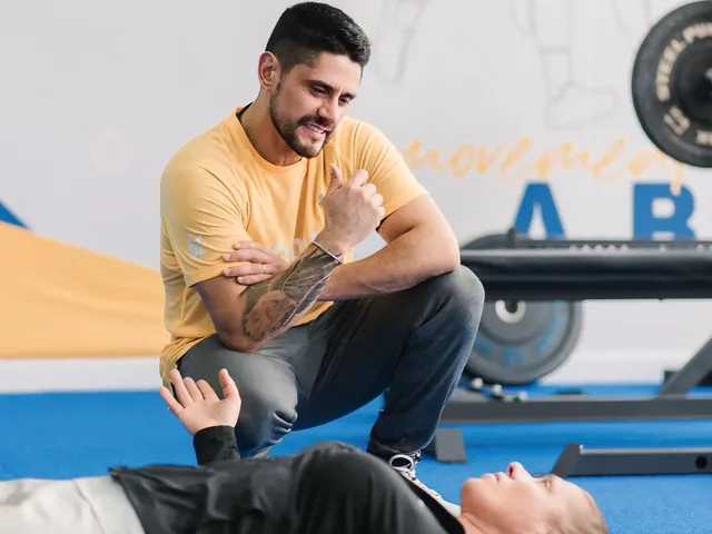 Kinesiólogo de KMOVE acompañando a una paciente en su rehabilitación
