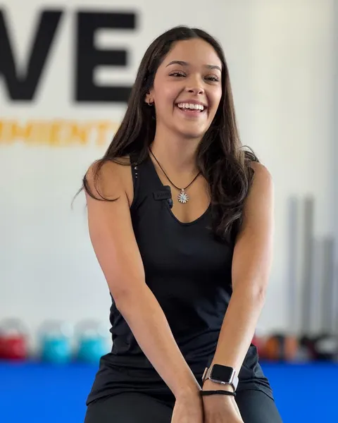 Kmover sonriendo en la sala de entrenamiento de KMOVE