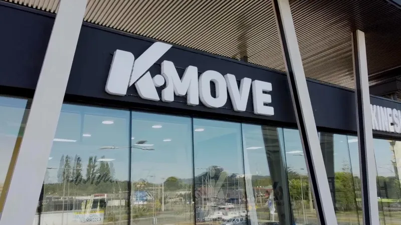 Fachada del centro KMOVE con su letrero